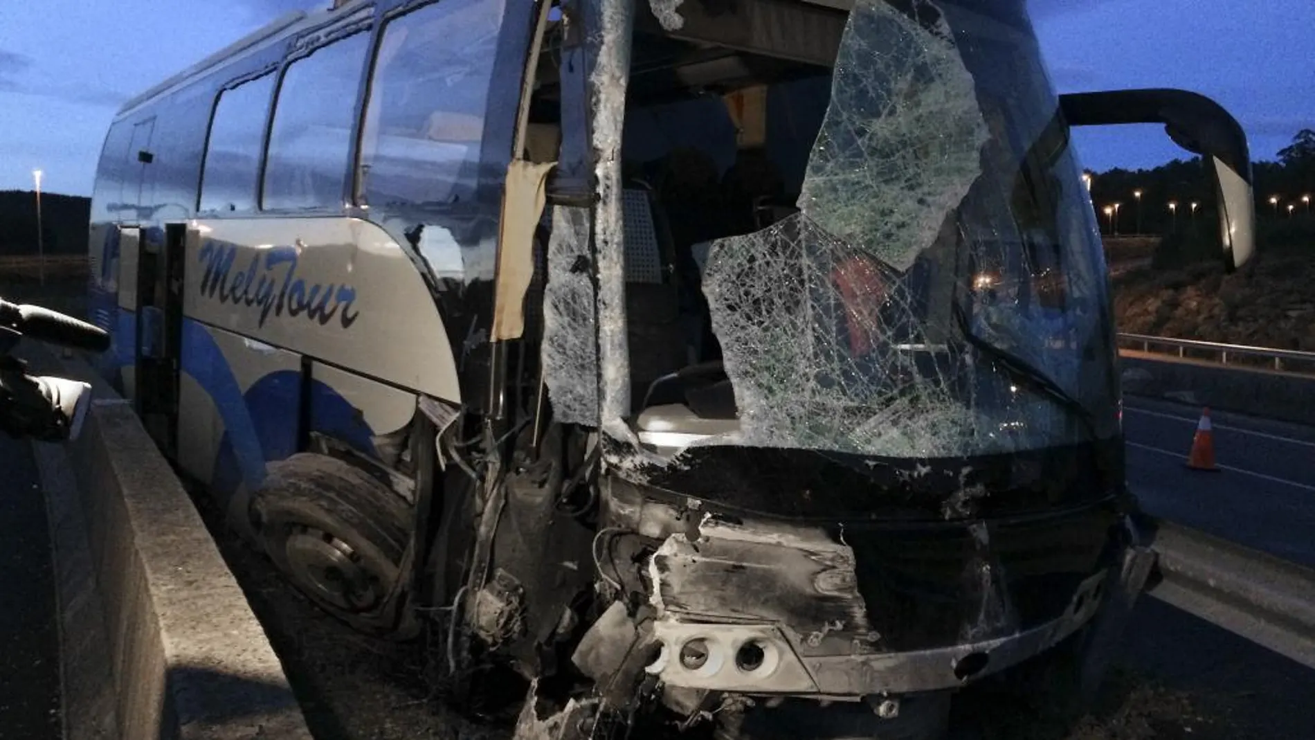 Estado en el que ha quedado el autobús en el que nueve personas han resultado heridas en un accidente registrado en un tramo de la autovía AG-53 en la provincia de Orense
