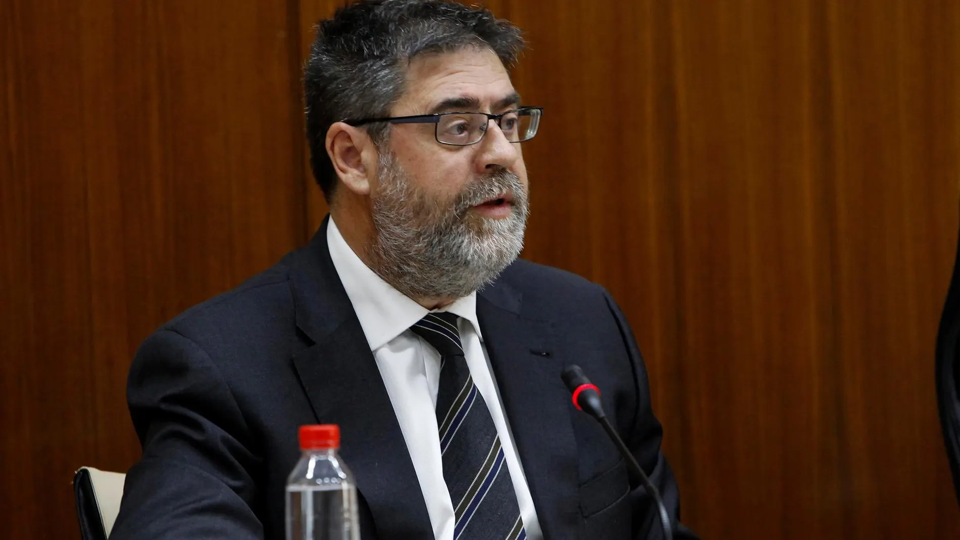 El presidente de la Cámara de Cuentas andaluzas es Antonio López, en la imagen, en una comisión del Parlamento autonómico (Foto: Manuel Olmedo)