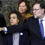 Mariano Rajoy, junto a la ministra de Sanidad, Dolors Montserrat (c), durante el acto de entrega de reconocimientos que, con motivo del Día Internacional de la Eliminación de la Violencia contra la Mujer.