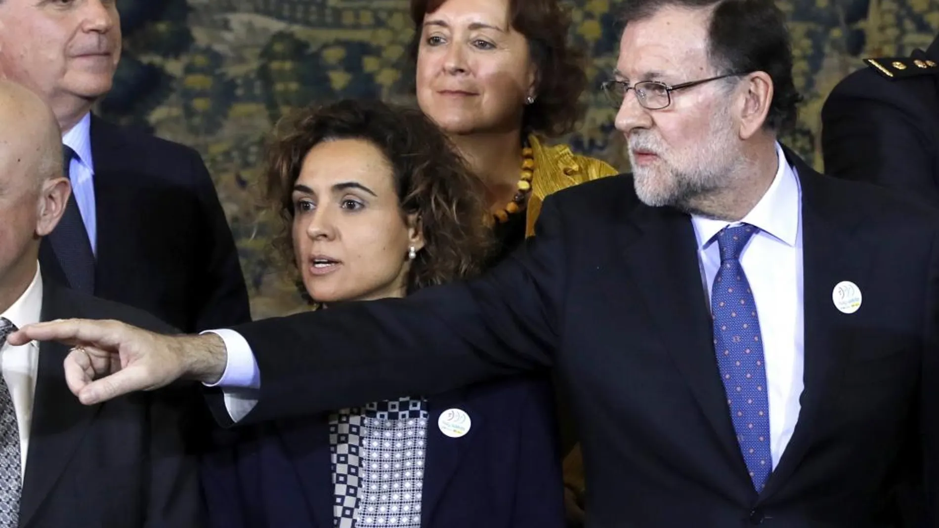 Mariano Rajoy, junto a la ministra de Sanidad, Dolors Montserrat (c), durante el acto de entrega de reconocimientos que, con motivo del Día Internacional de la Eliminación de la Violencia contra la Mujer.