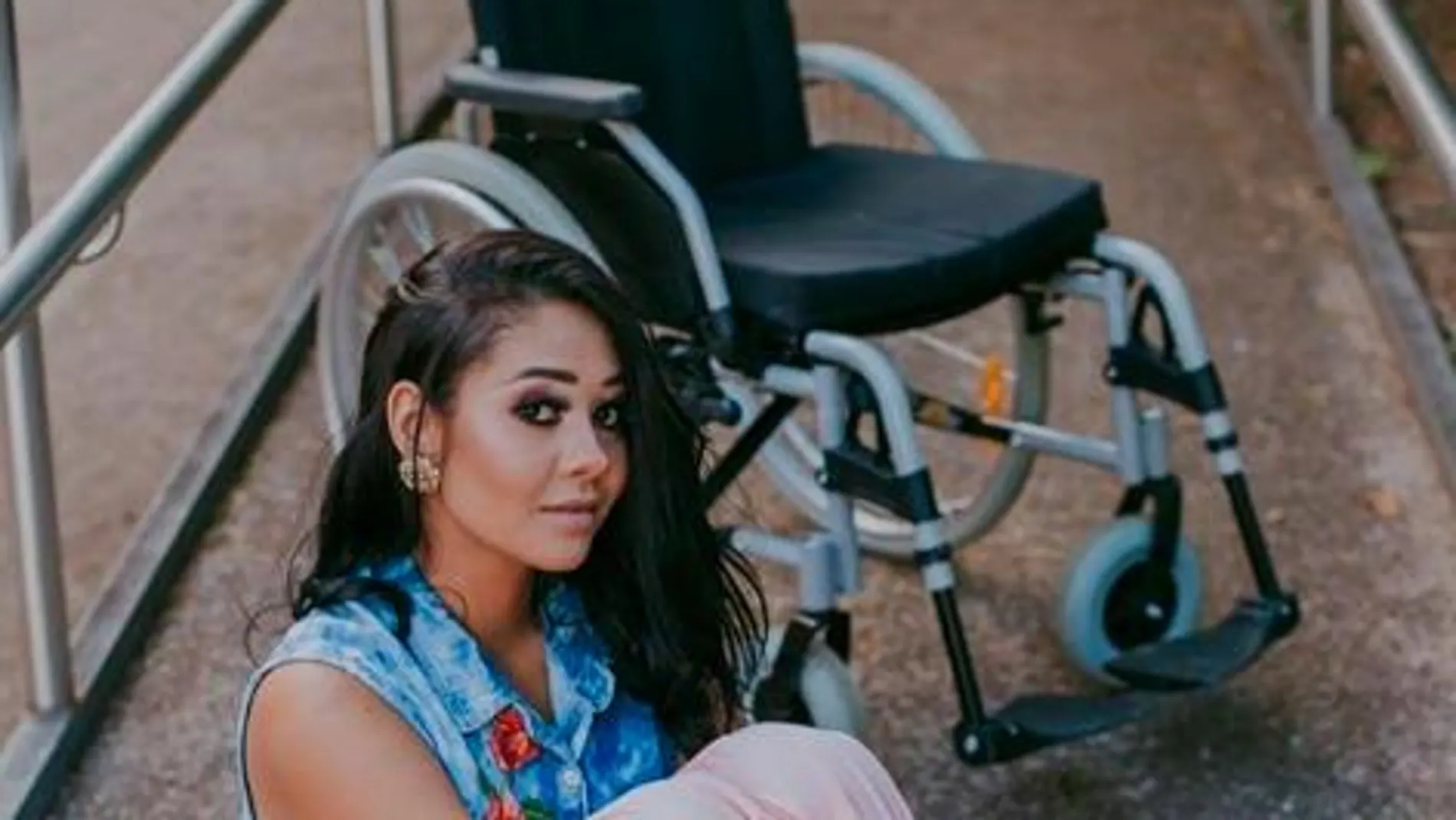 Layane Dias posa junto a su silla de ruedas, en su perfil de Instagram