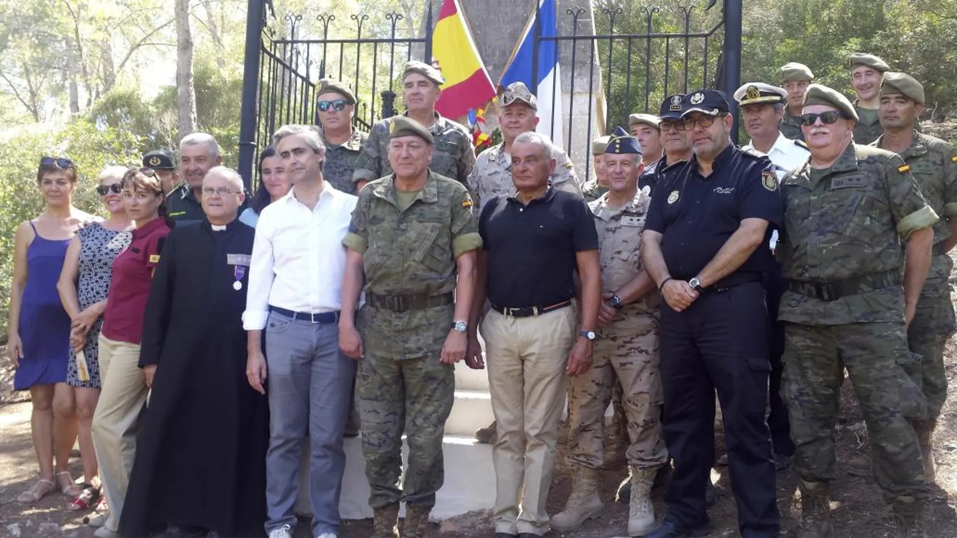 Homenaje que ha rendido hoy a los soldados franceses que de 1809 a 1814 estuvieron cautivos en Cabrera, donde sobrevivieron al hambre y enfermedades unos 3.500 de los cerca de 9.000 que fueron confinados en esta isla de Baleares convertida en penal.