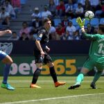 El delantero bosnio del Alavés, Ermedin Demirovic (c), marca un gol ante la presencia del portero del Málaga, Andrés Prieto /Efe