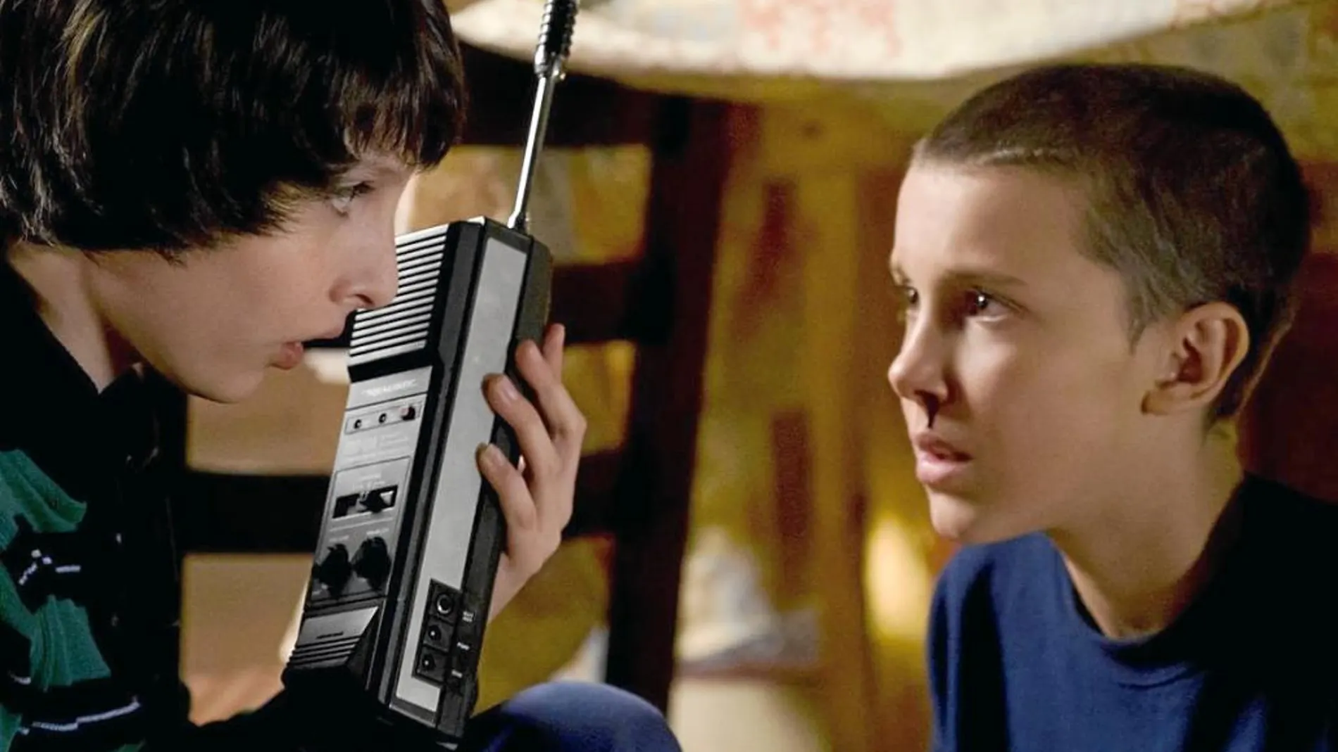 Dylan, el niño desaparecido y cuya búsqueda implica a todo el pueblo junto a la misteriosa niña Eleven