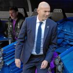 Zidane, ayer, en el banquillo del Real Madrid