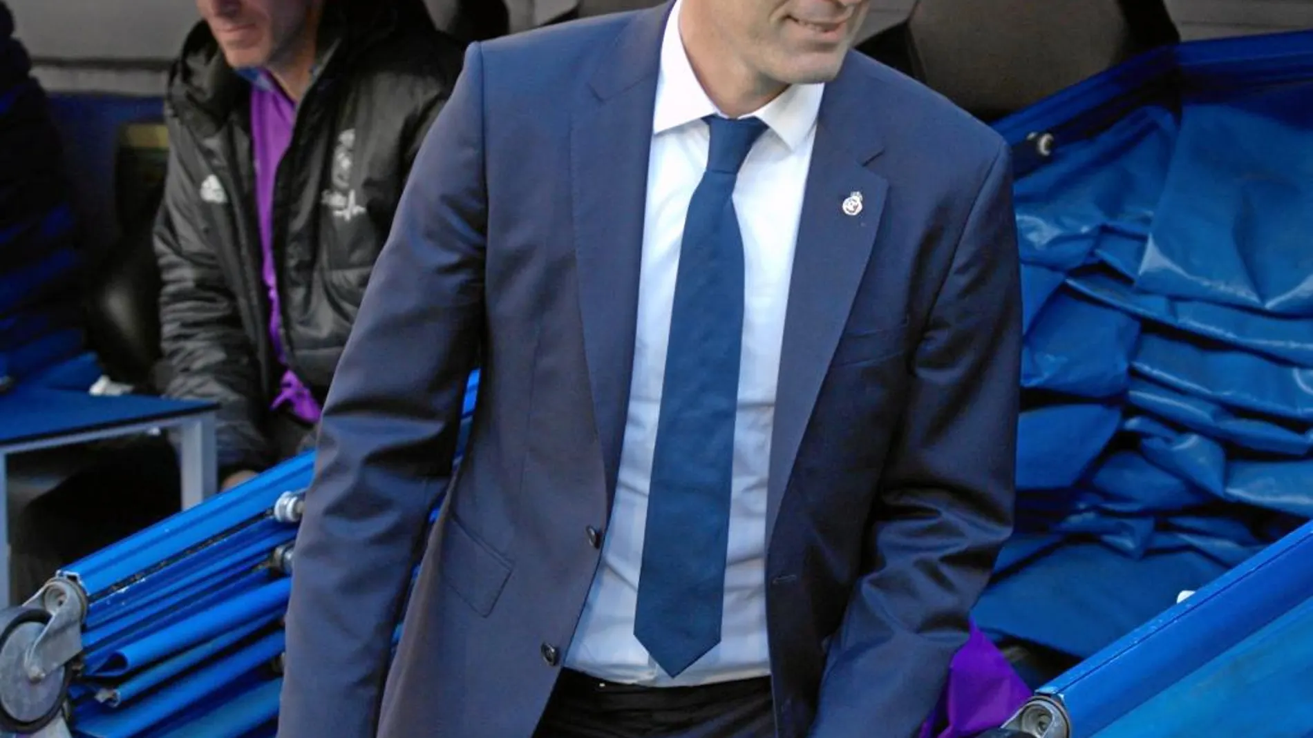 Zidane, ayer, en el banquillo del Real Madrid