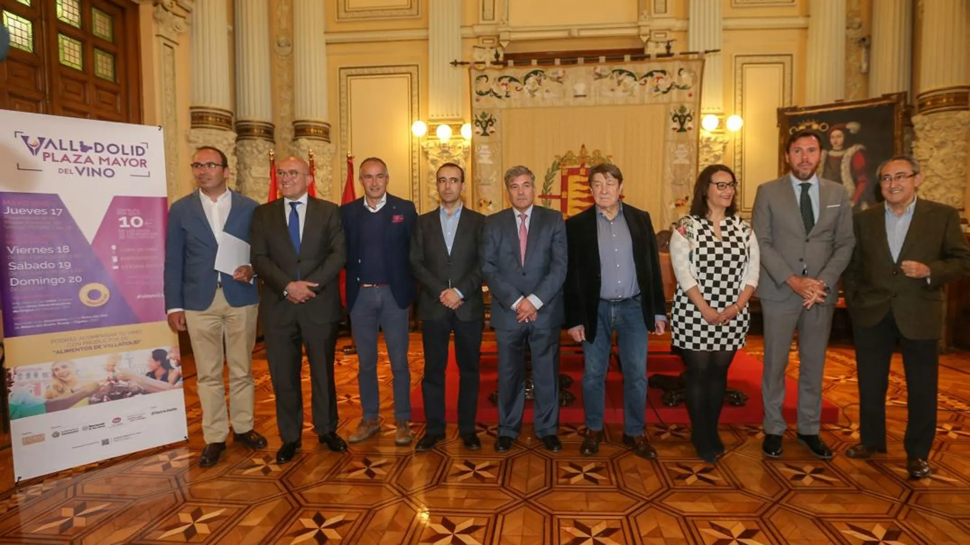 Foto de familia del alcalde de Valladolid, Óscar Puente, y del presidente de la Diputación, Jesús Julio Carnero, con Luis Cepeda, responsable de la organización, y miembros de las Denominaciones de Origen de la provincia / Dos Santos