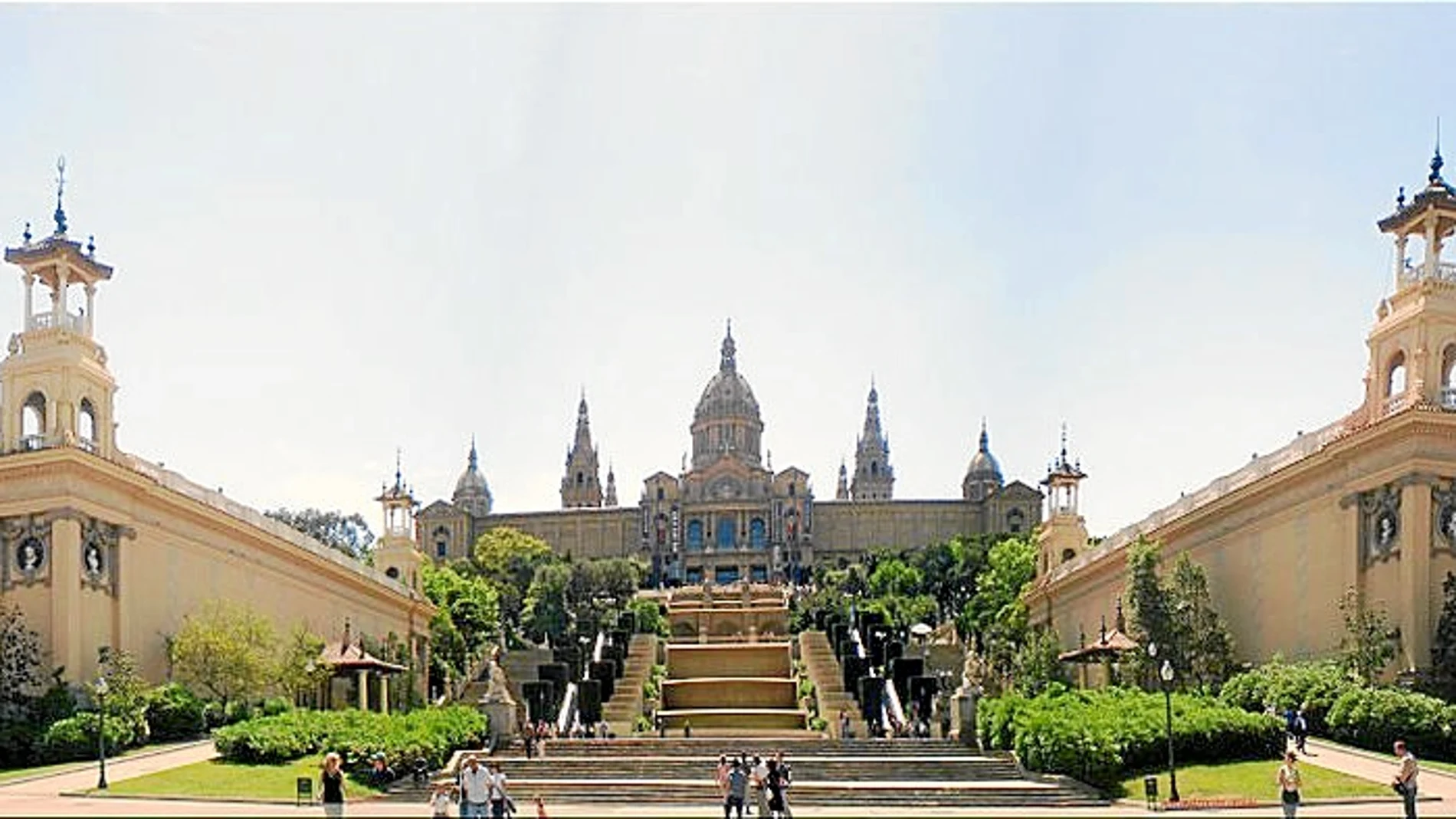 A los lados, el Palacio Victoria Eugenia que en la temporada 2018/19 volverá a acoger exposiciones.