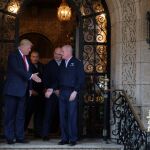 El presidente electo de EE UU, Donald Trump, despide a yer a los oficiales del Pentágono tras una reunión en Palm Beach, Florida