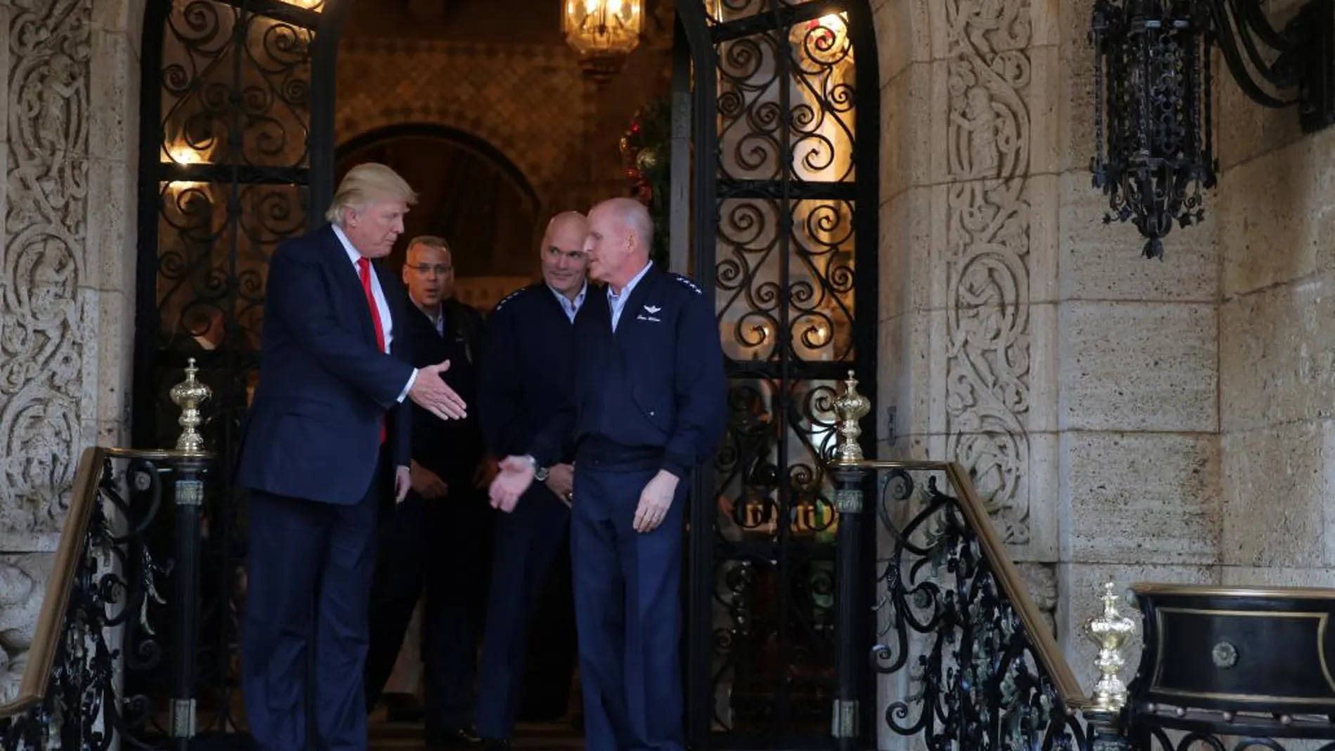 El presidente electo de EE UU, Donald Trump, despide a yer a los oficiales del Pentágono tras una reunión en Palm Beach, Florida