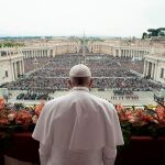 El Papa antes de comenzar una oración en El Vaticano
