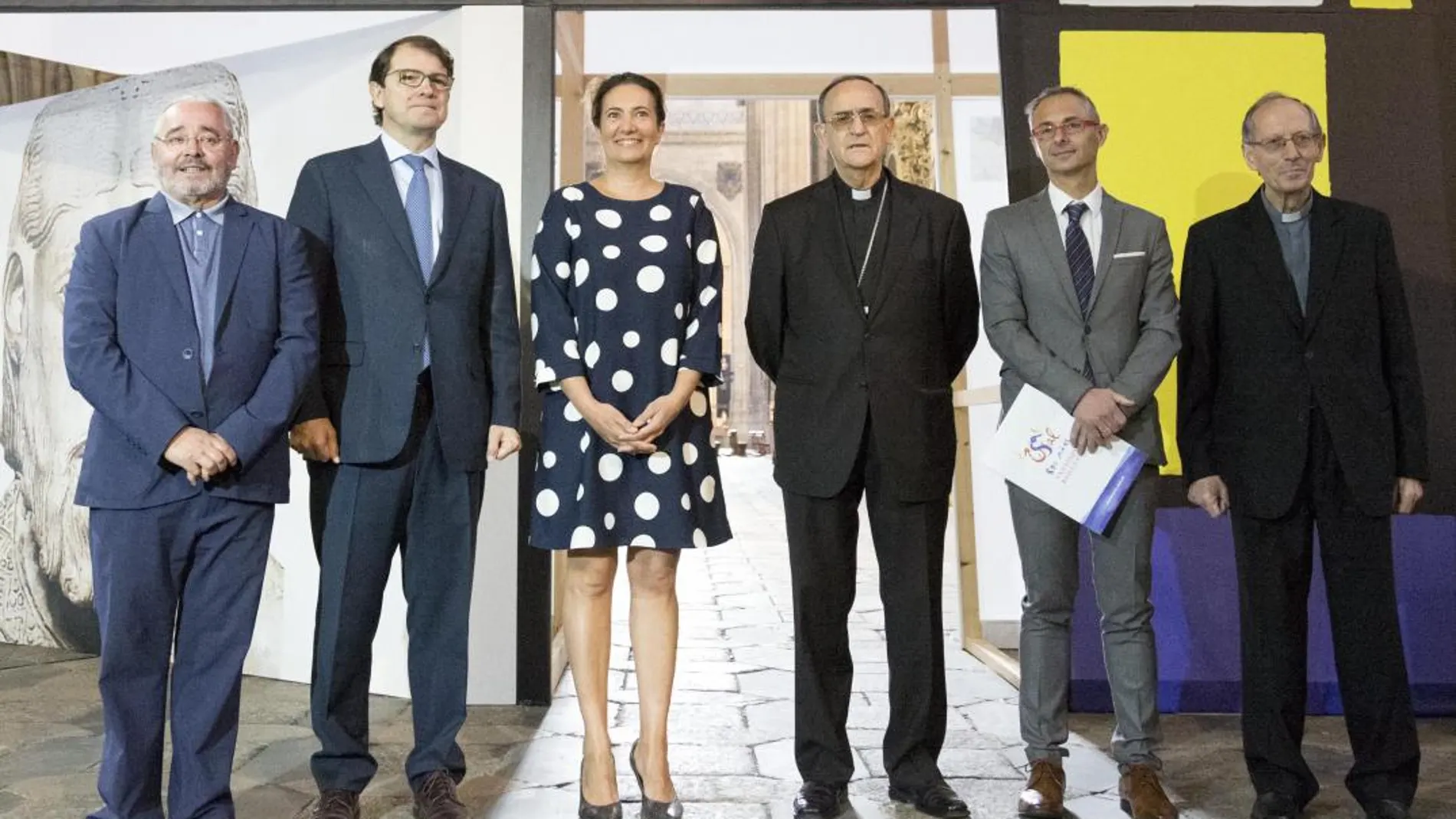 La consejera de Cultura y Turismo, María Josefa García Cirac, presenta la exposición ‘Contrapunto 2.0’, que conmemora el 25 aniversario de la celebración de las Edades del Hombre en Salamanca. Acompañando a la consejera asistieron: Alfonso Fernández Mañueco, Alcalde de la ciudad; Ricardo Rivero, rector de la USAL; Carlos López; el dean de la catedral, Jesús Terradillos, el secretario de la fundación Gonzalo Jiménez