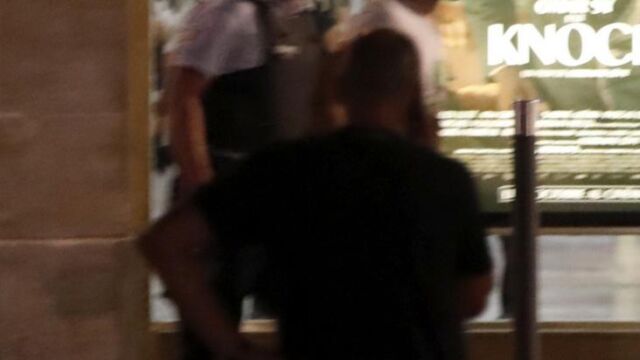 Un policía francés lleva un detenido tras el altercado en la estación de tren de Nimes