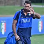 El portero italiano, Gianluigi Buffon durante el entrenamiento del equipo en el centro de Coverciano en Florencia
