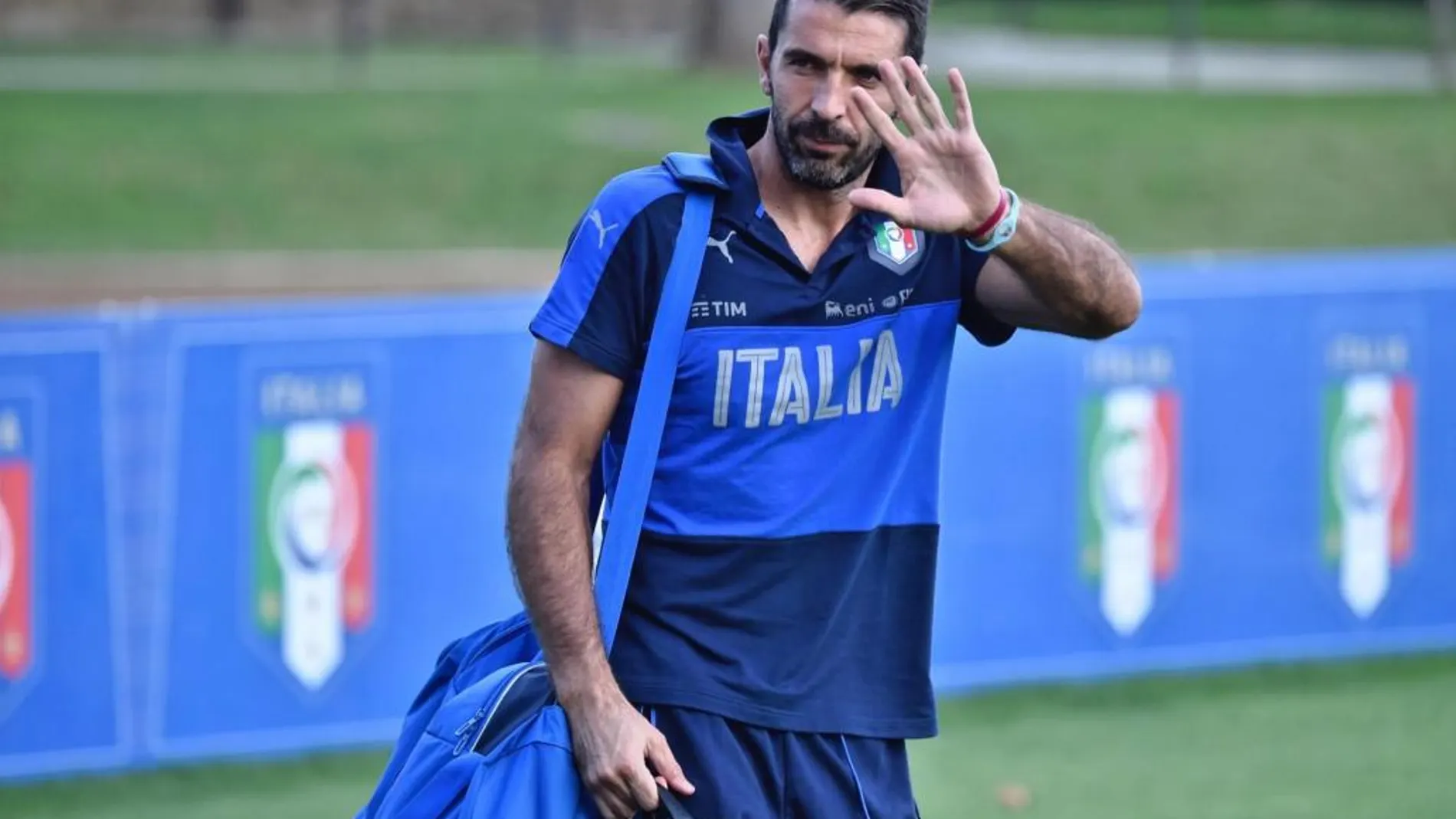 El portero italiano, Gianluigi Buffon durante el entrenamiento del equipo en el centro de Coverciano en Florencia