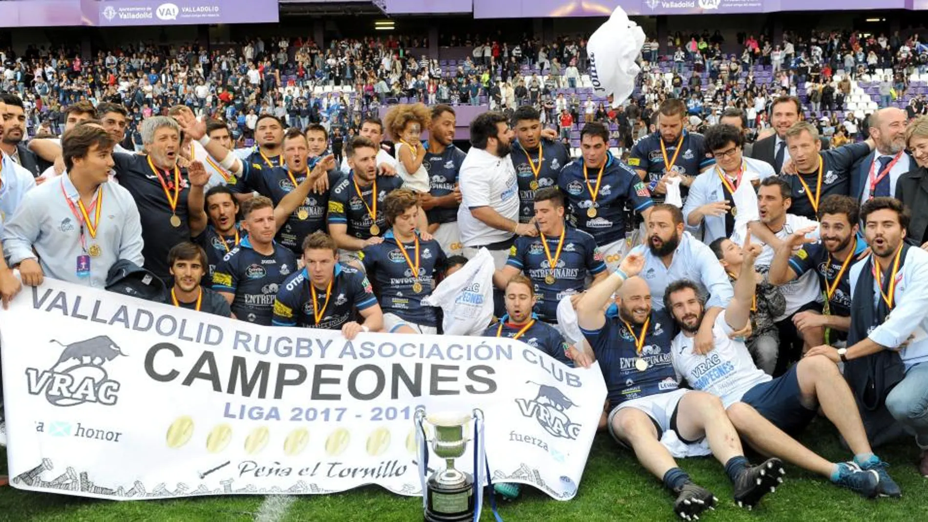 Los jugadores del VRAC celebran el título liguero en el césped del José Zorrilla