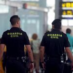 Agentes de la Guardia Civil custodian los accesos a las puertas de embarque en el aeropuerto