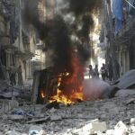 Coches ardiendo y edificios tras el bombardeo