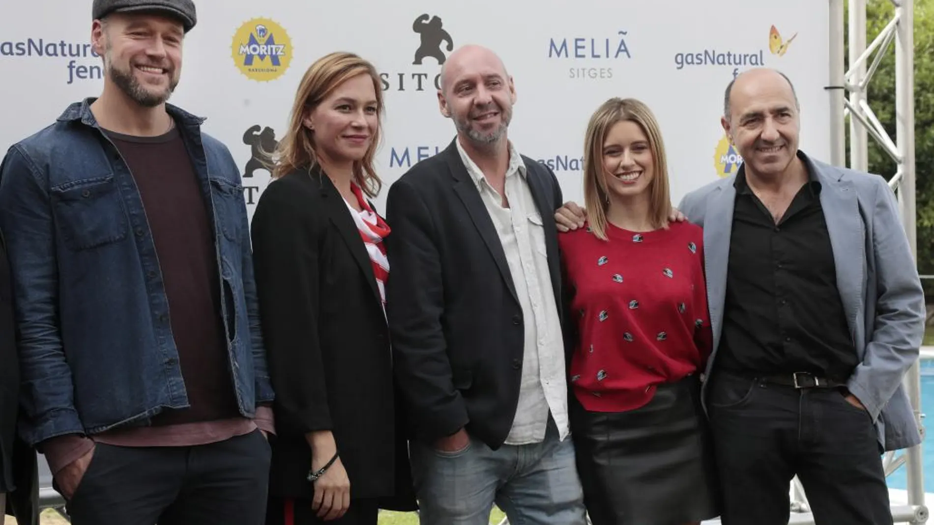 El director Jaume Balagueró, posa junto a los actores, Elliot Cowan, Franka Potente y Manuela Vellés, y el productor Carlos Fernández, durante la presentación de su película "Muse"