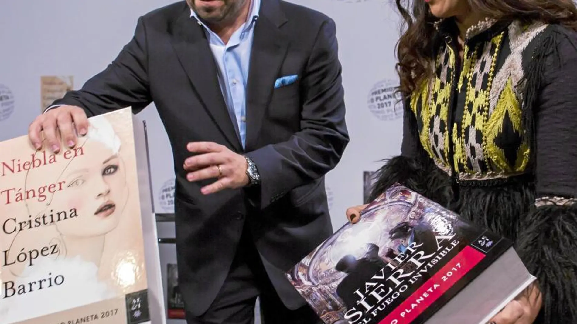 Javier Sierra y Cristina López Barrio, en un momento de la presentación pública de sus novelas en el Instituto Cervantes de Madrid