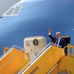 El presidente estadounidense, Donald Trump, a su llegada a Vietnam