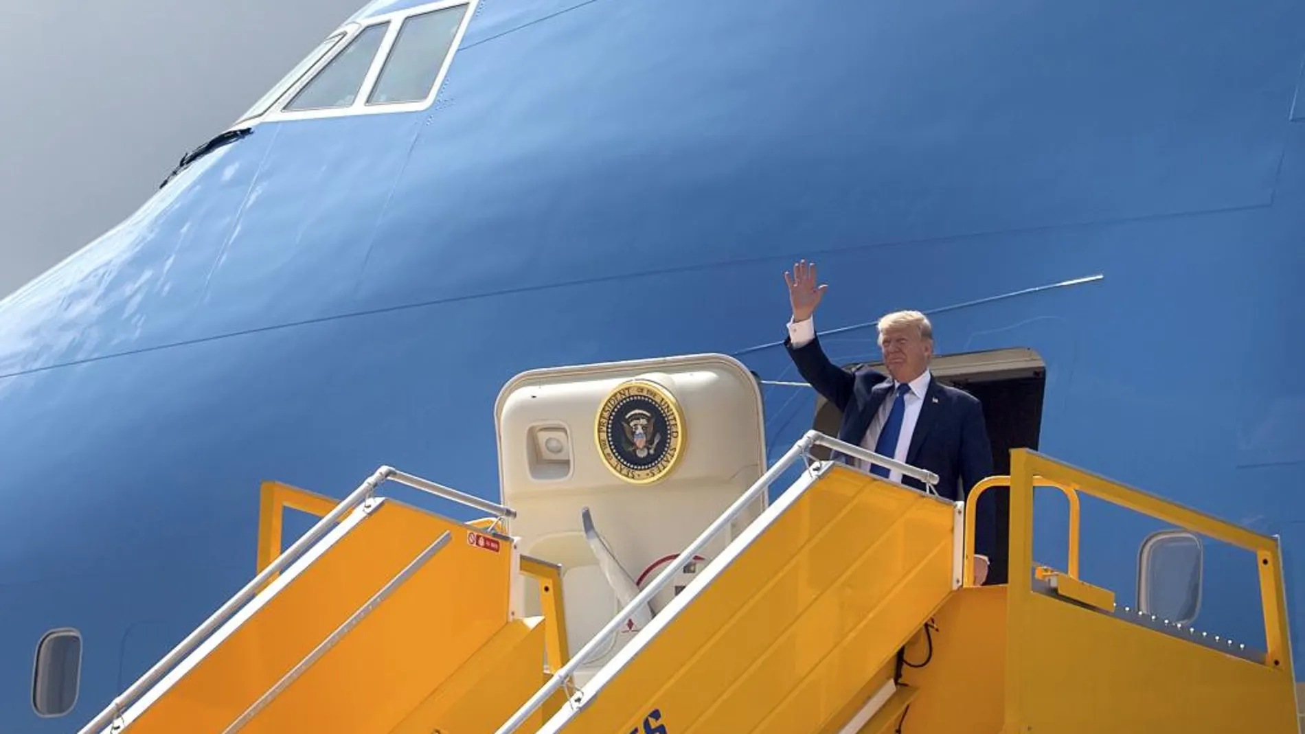 El presidente estadounidense, Donald Trump, a su llegada a Vietnam