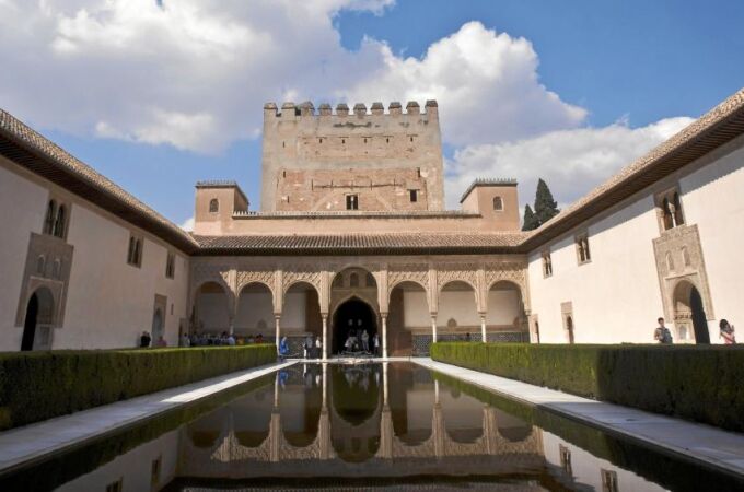 Vista de uno de los patios que forman parte de la Alhambra de Granada