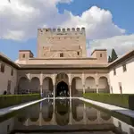 Vista de uno de los patios que forman parte de la Alhambra de Granada