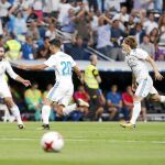 Los jugadores del Madrid celebran el primer gol de Asensio