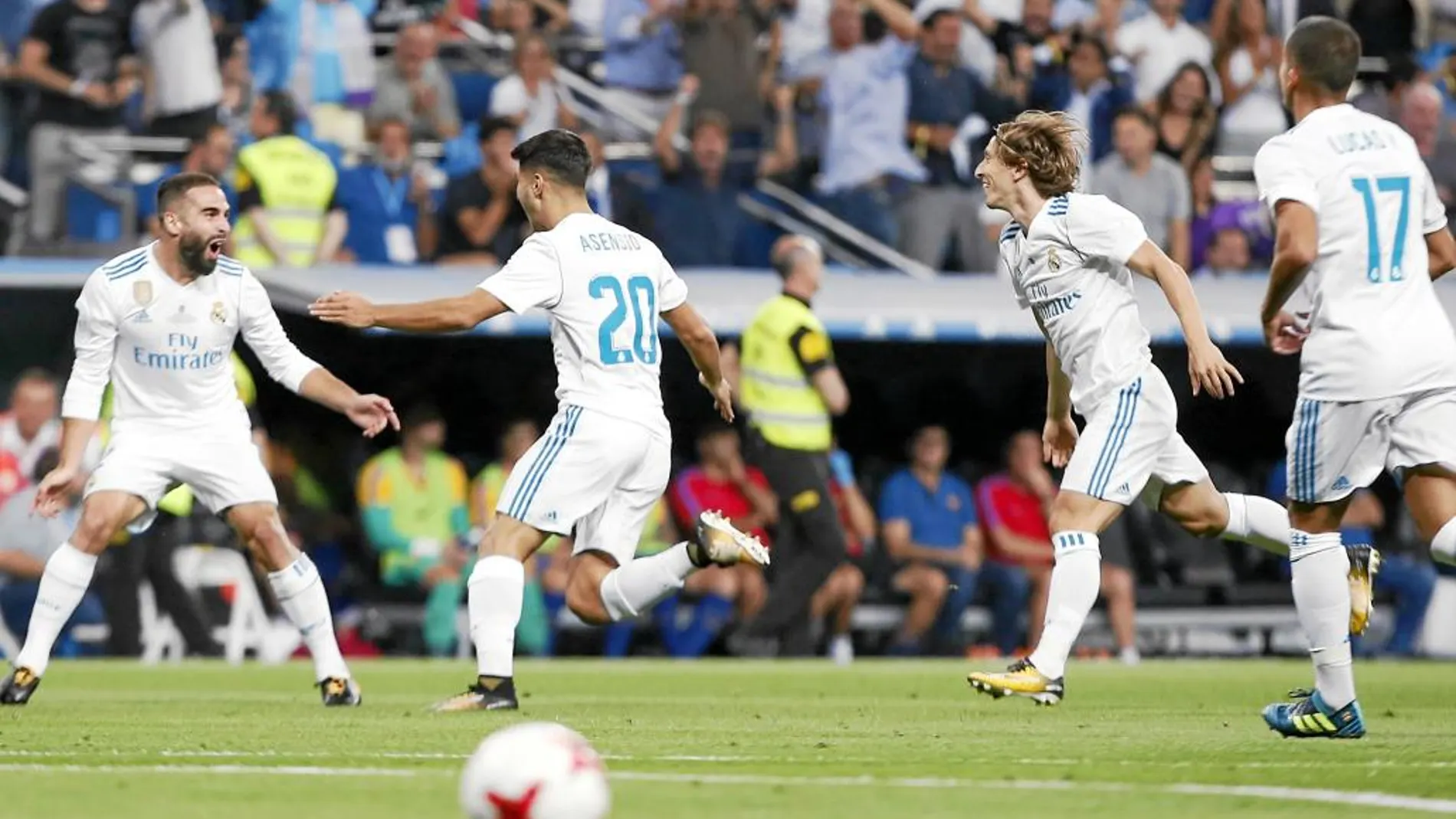 Los jugadores del Madrid celebran el primer gol de Asensio