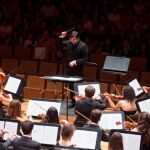Ernesto Monsalve dirige a la Joven Orquesta de Valladolid en la pasada edición del Concierto de Navidad en favor de Harambee