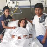 Katy Vargas se recupera de sus heridas acompañada por sus hijos en el hospital donde está ingresada