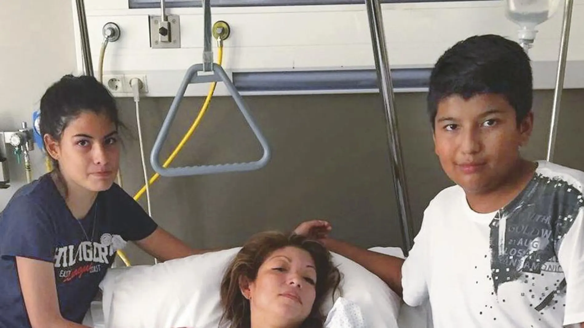 Katy Vargas se recupera de sus heridas acompañada por sus hijos en el hospital donde está ingresada