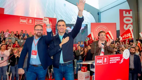 Pedro Sánchez (i), junto al alcalde de Mérida y candidato del PSOE a la reelección, Antonio Rodríguez Osuna (i), y el secretario general del PSOE de Extremadura, Guillermo Fernández Vara (d).