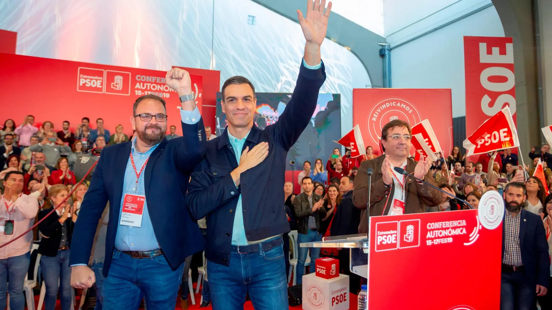 Pedro Sánchez (i), junto al alcalde de Mérida y candidato del PSOE a la reelección, Antonio Rodríguez Osuna (i), y el secretario general del PSOE de Extremadura, Guillermo Fernández Vara (d).