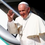 El Papa saluda antes de subir al avión que le trasladará a Colombia