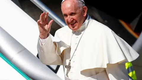 El Papa saluda antes de subir al avión que le trasladará a Colombia