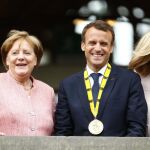 El presidente francés, Emmanuel Macron, y su mujer Brigitte, junto a la canciller alemana, Angela Merkel en Aachen, Alemania / Reuters