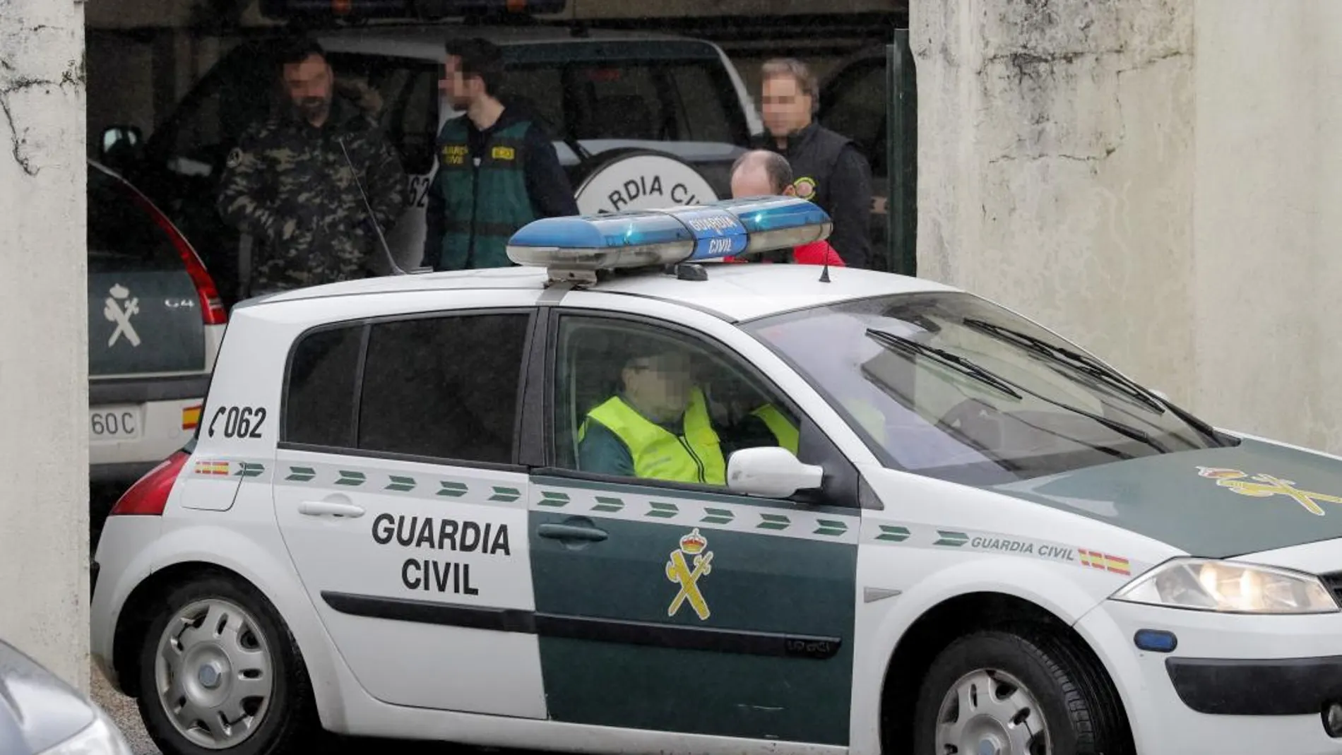 Agentes de la UCO de la Guardia Civil, trasladan en un vehículo al hombre que ha sido detenido por la Guardia Civil por una presunta agresión sexual en Boiro (A Coruña). EFE/Lavandeira jr