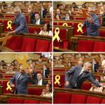 Combo de fotografías del portavoz del grupo parlamentario de Ciudadanos, Carlos Carrizosa, retiró un lazo amarillo colocado en el banco del Govern/foto: Efe