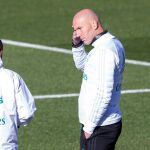 El entrenador del Real Madrid Zinedine Zidane (d) conversa con su ayudante Hamidou Msaidie (i) durante el entrenamiento realizado hoy.