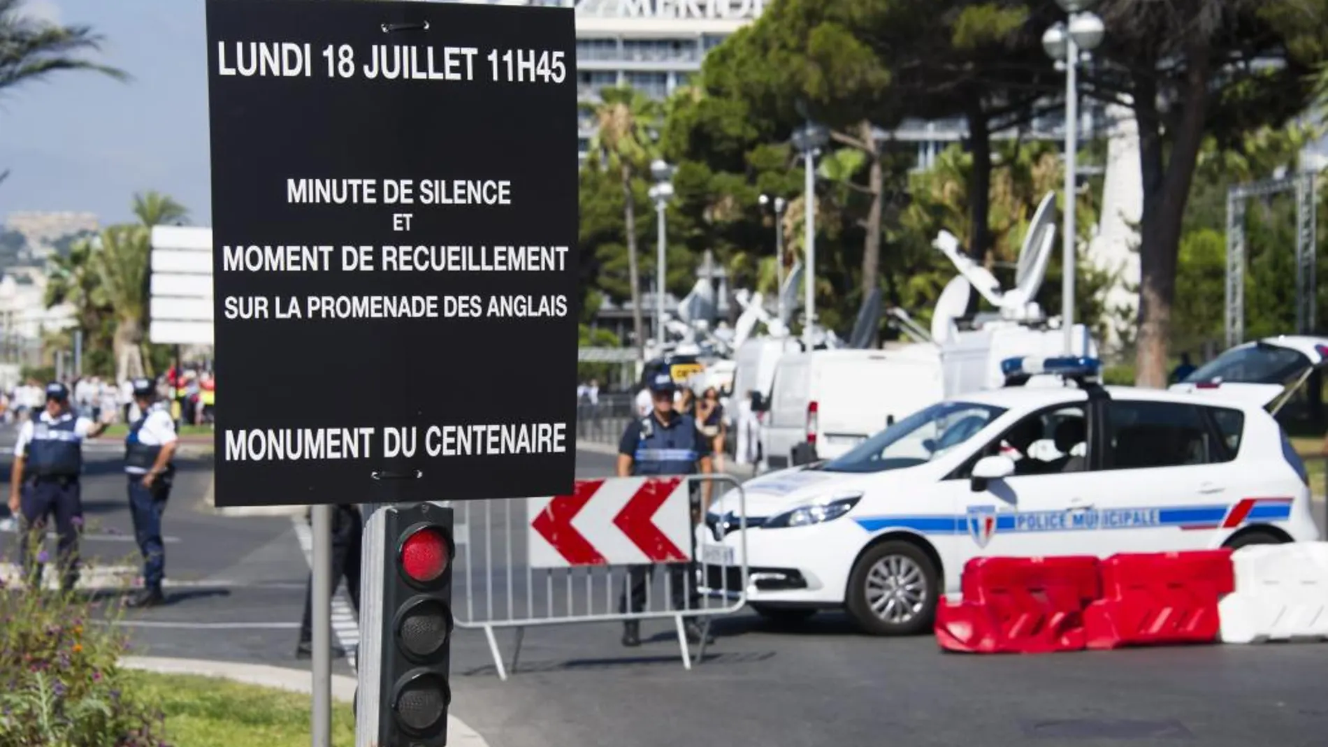 La policía monta un cordón de seguridad en el paseo de los Ingleses de Niza el 18 de julio de 2016, mientras los ciudadanos guardaban un minuto de silencio por las víctimas