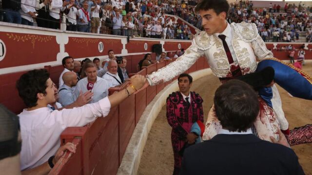 Felipe Juan Froilán, el nieto del rey emérito, saluda a Gonzalo Caballero