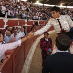 Felipe Juan Froilán, el nieto del rey emérito, saluda a Gonzalo Caballero