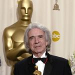 Arthur Hiller con el Premio Humanitario Jean Hersholt durante la entrega de los Oscar de 2002