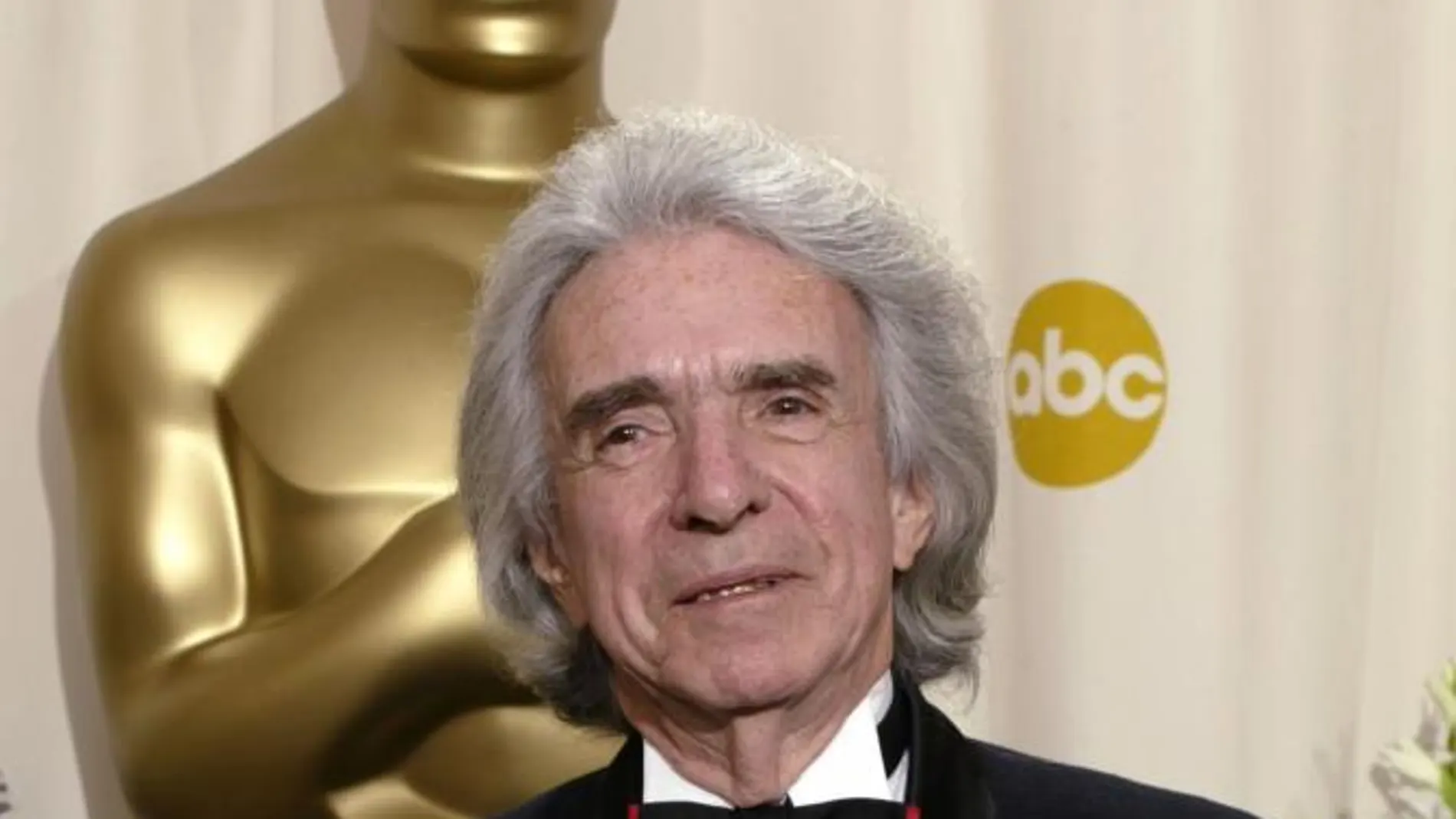 Arthur Hiller con el Premio Humanitario Jean Hersholt durante la entrega de los Oscar de 2002