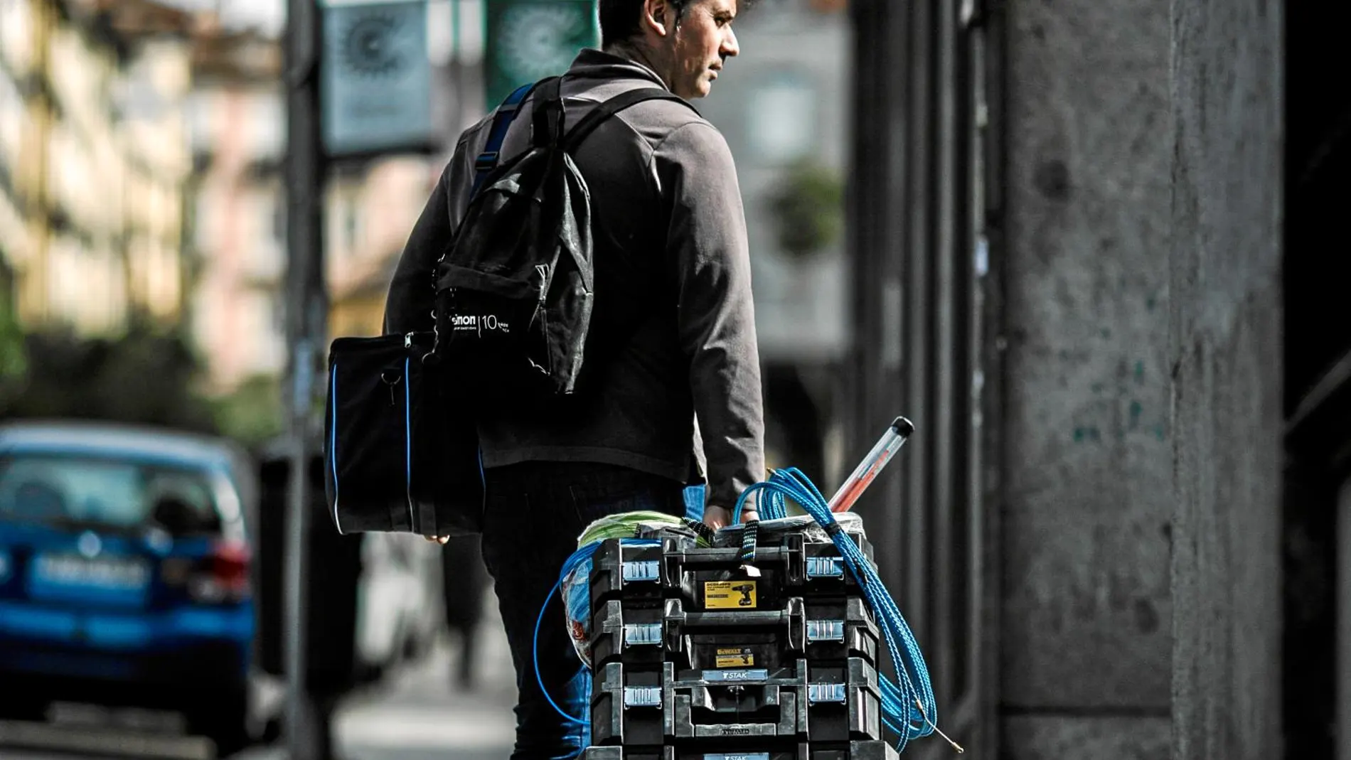 Óscar Mansilla carga con todas las herramientas por el riesgo de dejarlas en la furgoneta en el aparcamiento disuasorio / Foto: Gonzalo Pérez