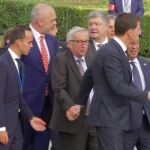 Jean-Claude Juncker, ayudado por Mark Rutte / Ap