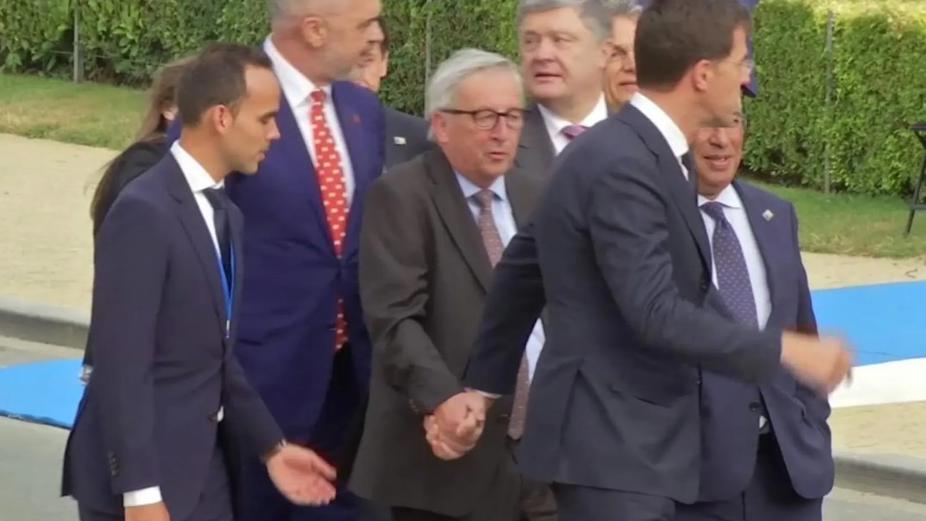 Jean-Claude Juncker, ayudado por Mark Rutte / Ap