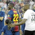 Abidal y su primo Gerard, de espaldas, en el homenaje del club al actual secretario técnico del Barça / Efe